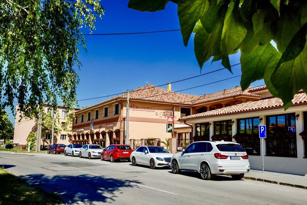 Corvin Pension And Restaurant 호텔 Veľký Meder 외부 사진