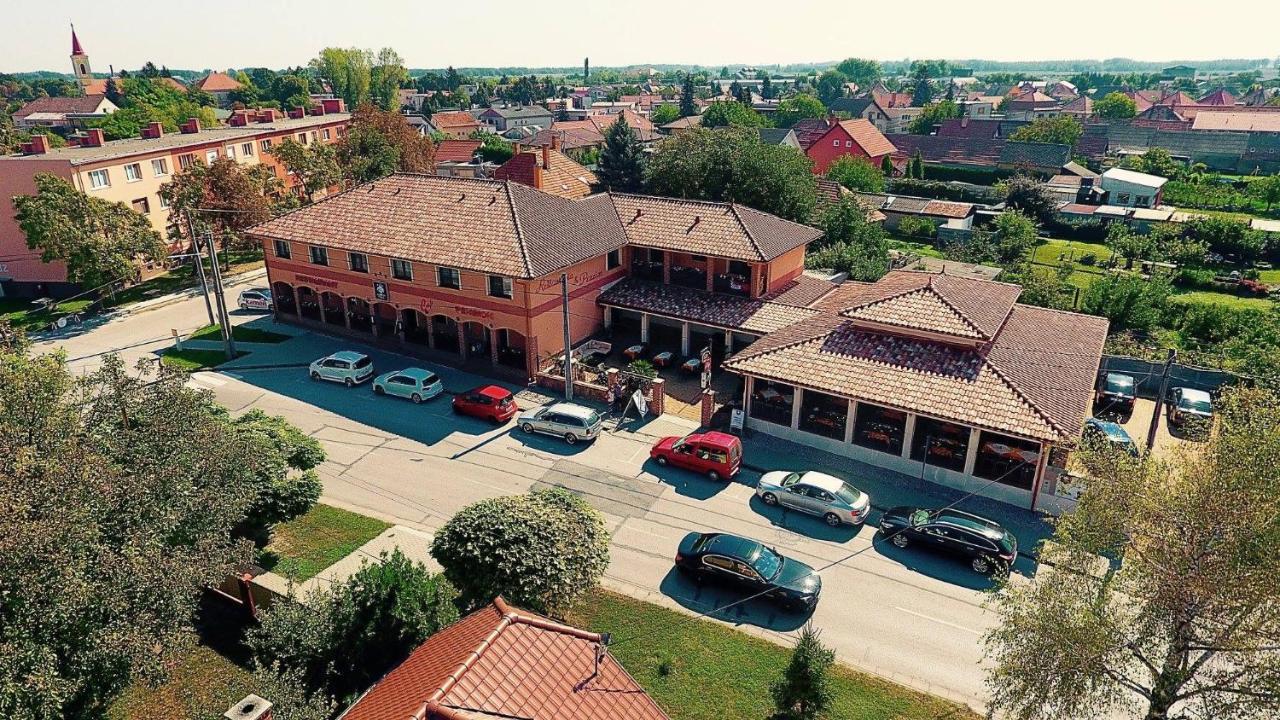 Corvin Pension And Restaurant 호텔 Veľký Meder 외부 사진